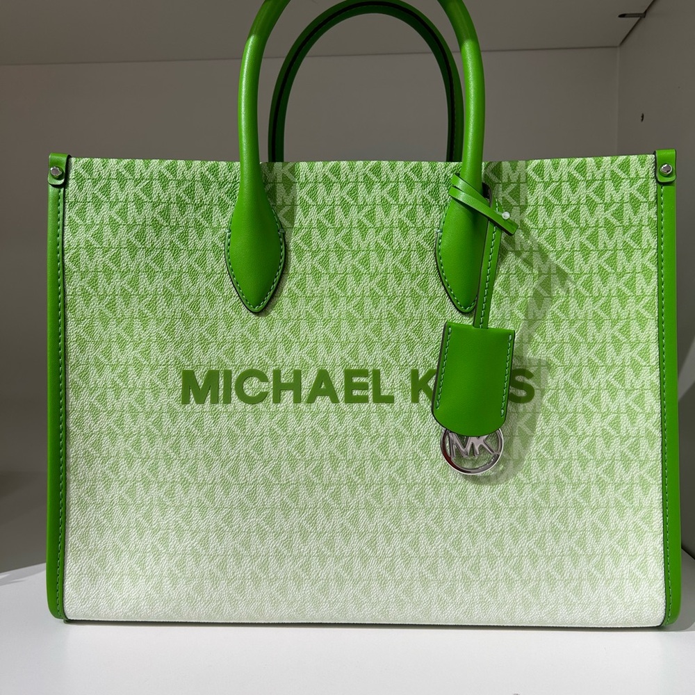 COPY - Michael Kors Mirella medium Ombré Logo EW Tote Bag 
Jungle green
NWT